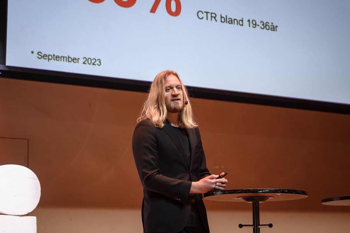 Martin Schori håller en keynote på scen